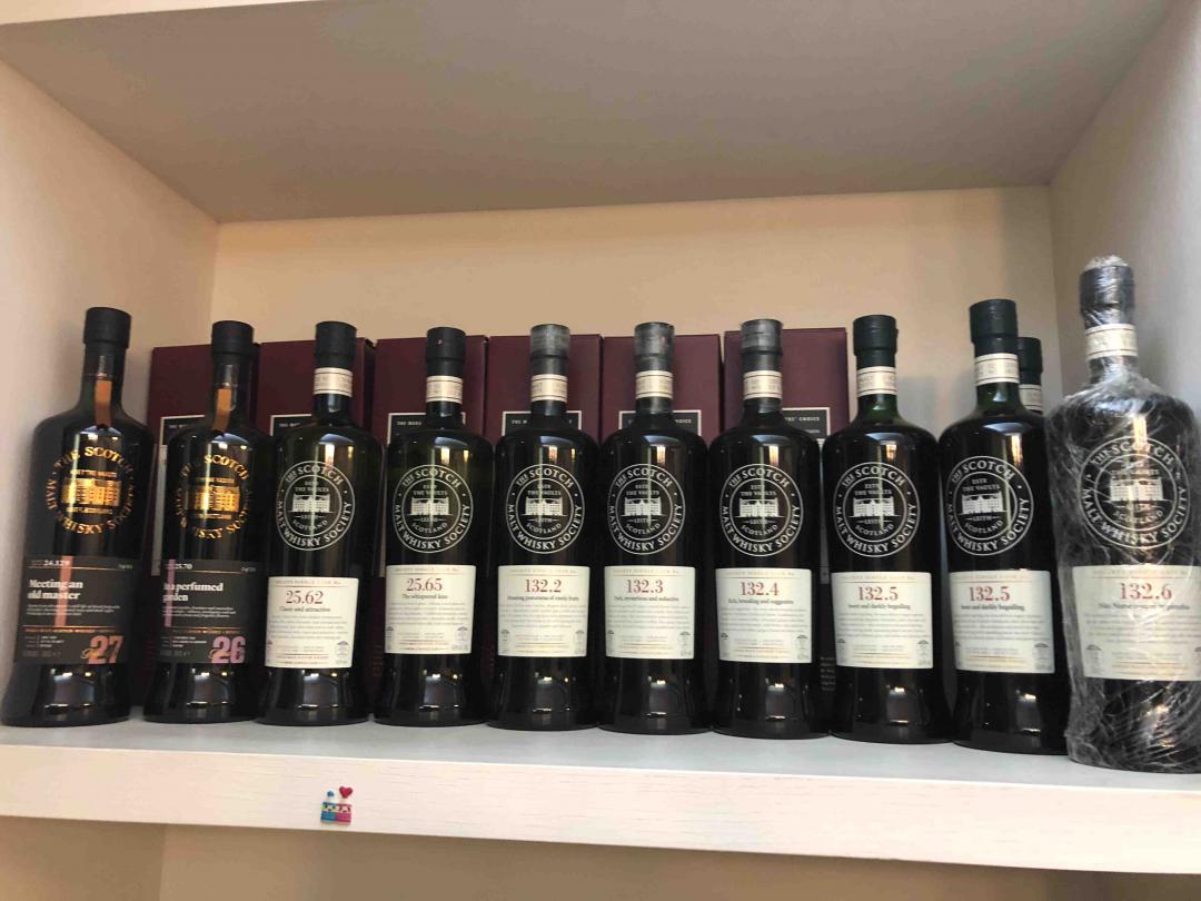 照片里面两个谈恋爱的小人