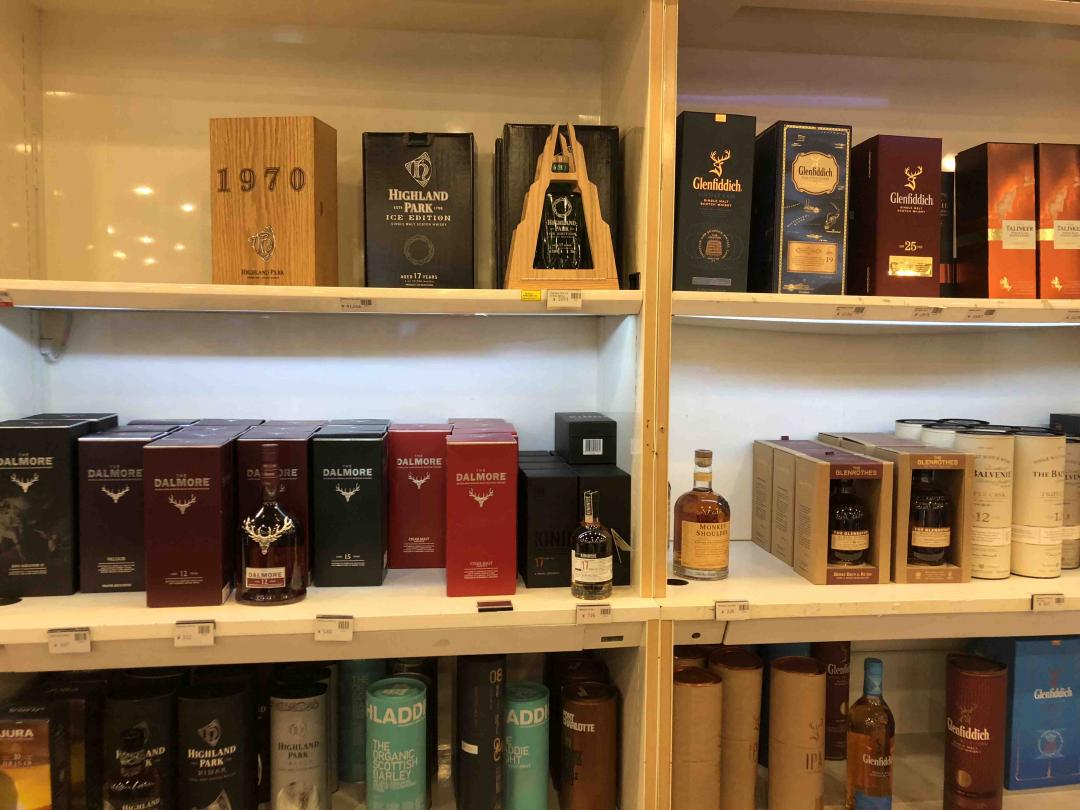 无人问津的日上烟酒免税店