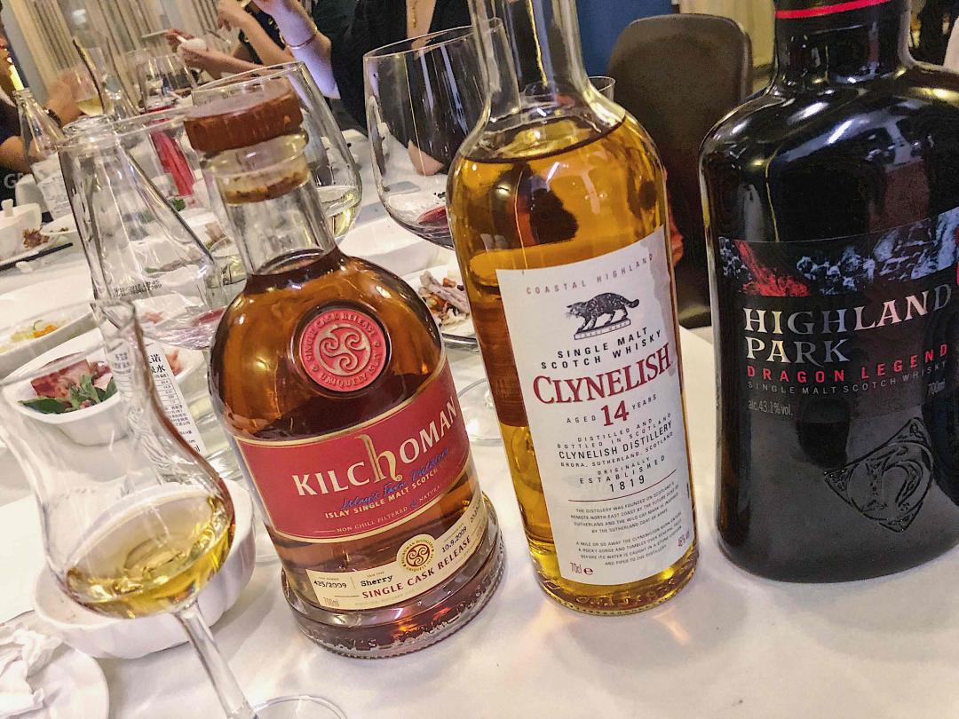 周末又这么过去了～三瓶酒按喜好从左到右，齐侯门做为年轻酒厂真的表现优异！小猫口粮不解释，高骑真的出那么多中看不中喝的酒干啥。