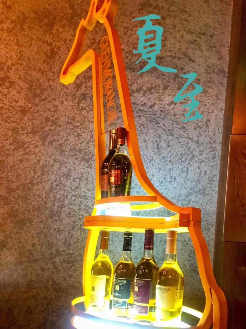 No.7 格兰杰雪莉 Glanmorangie Lasanta 12yo格兰杰的12年窖藏陈酿三姐妹之一,旗下性价比之王,没有之一。在单一麦芽威士忌的世界,有人喜欢波特桶,有人偏爱波本桶,入门者可能会相对更钟情于雪莉桶的甜香。Lasanta是美国波本二次桶陈酿10年后经过西班牙欧勒萝索雪莉酒桶再陈2年,口感醇厚。作为雪莉酒桶的入门酒,格兰杰Lasanta个人认为是最佳选择。观色:深金色闻香:糖浆,肉桂,生姜口感:格兰杰特有的柑橘香,雪莉桶的葡萄干、巧克力和坚果的芬芳价格:259(好价)/300(日常)