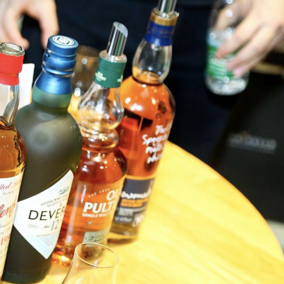 No.6 本诺曼克10年 Benromach 10yo如果你是个低调的人,又或者在酒吧里不想让人看成菜鸟,你可以点一杯本诺曼克10年。酒保不会知道你才入门,老司机会赞你品味好。本诺曼克Benromach是苏格兰地区最小的威士忌蒸馏厂,以其鲜明的威士忌风格被圈内人熟知。本诺曼克10年有着丰富而复杂的味道,属于老派斯佩塞风格.观色:麦芽色闻香:柑橘、香草和花果香口感:烤麦芽糖香、香料和烟熏味、陈皮和干果价格:239(好价)/350(日常)