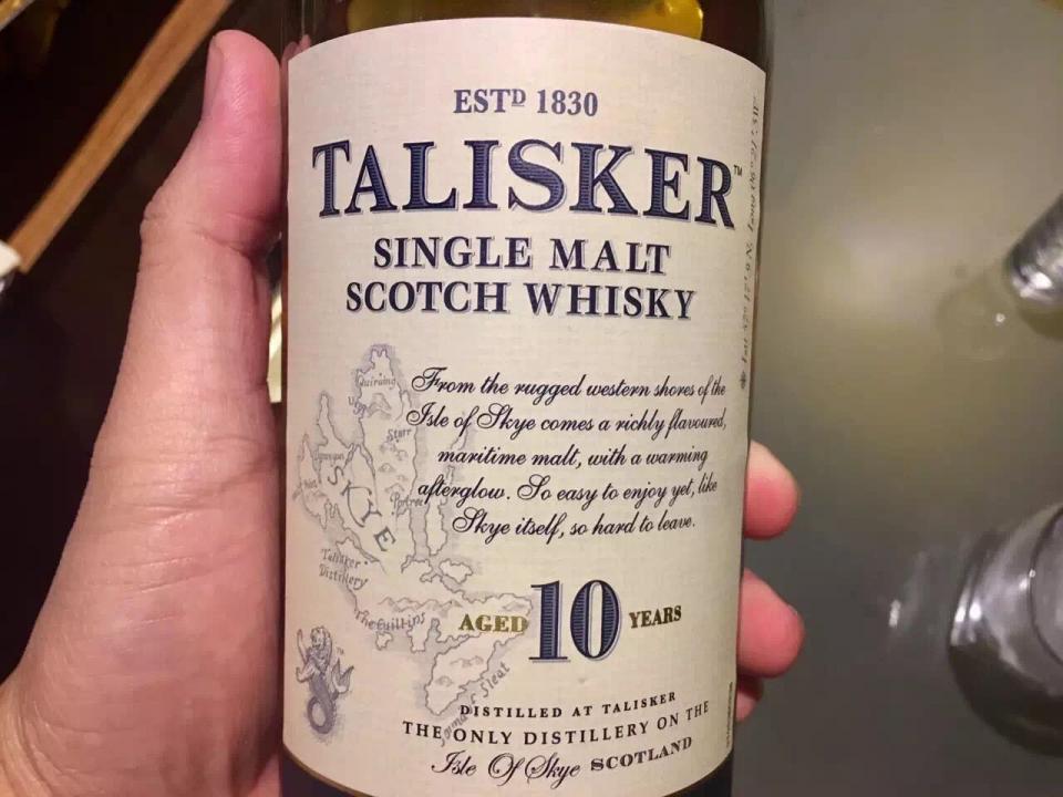 No.5 泰斯卡10年 Talisker 10yo泰10是一款典型的岛屿区威士忌——海水的味道。傲慢不羁、桀骜不驯是它给人的第一印象,正如它外包装上的风暴一样。入口后却让人惊喜,犹如站在苏格兰的海岛上,面朝大海,迎面扑鼻的是淡淡海腥味的风,嘴里柔和顺畅的,使人心情舒畅。观色:明亮的琥珀色闻香:高辨识度的烟熏,辛辣,甘草和海藻口感:烟熏,咸、水果、胡椒,奶油冰激凌般的甜,一丝不易察觉的泥煤味道价格:123(好价)/160(日常)