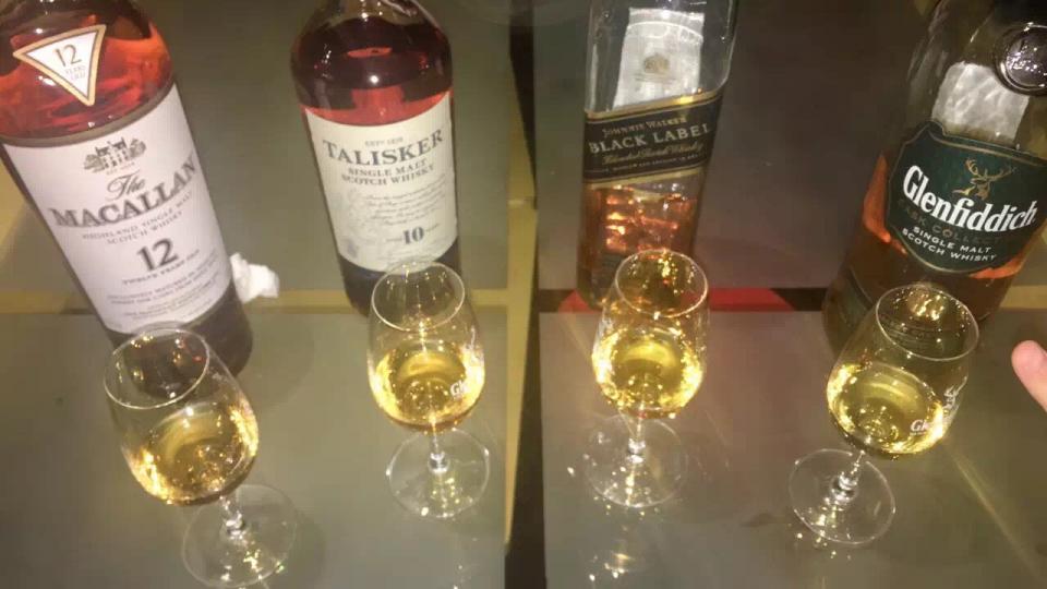 No.5 泰斯卡10年 Talisker 10yo泰10是一款典型的岛屿区威士忌——海水的味道。傲慢不羁、桀骜不驯是它给人的第一印象,正如它外包装上的风暴一样。入口后却让人惊喜,犹如站在苏格兰的海岛上,面朝大海,迎面扑鼻的是淡淡海腥味的风,嘴里柔和顺畅的,使人心情舒畅。观色:明亮的琥珀色闻香:高辨识度的烟熏,辛辣,甘草和海藻口感:烟熏,咸、水果、胡椒,奶油冰激凌般的甜,一丝不易察觉的泥煤味道价格:123(好价)/160(日常)