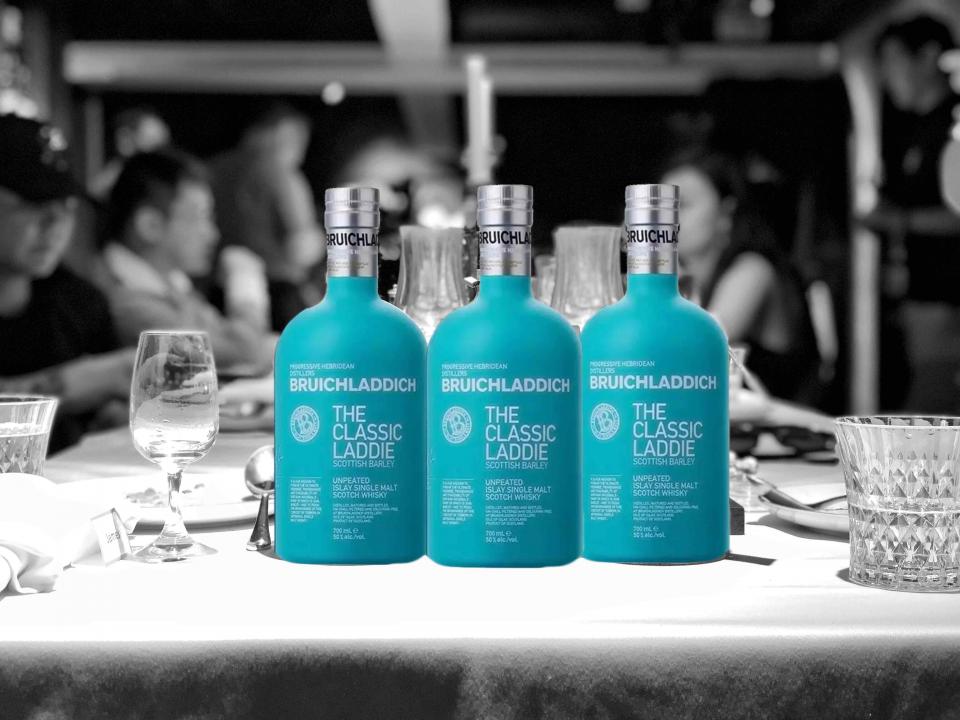 NO.4 布赫拉迪经典麦芽 Bruichladdich The Classic Laddie这是我“上岛”的第一支酒。当年我迅速地从黑方过渡到了单麦,然后在一众大神们的洗脑之下,为了品尝传说中的泥煤味开始谋划上岛。由于一开始对布赫拉迪Bruichladdich酒厂几乎一无所知,我上岛入的第一支竟然是他家无泥煤的经典麦芽!虽然这主要怪我功课做得不细,但你一家艾雷岛的厂竟然是以无泥煤味为主打,我欲哭无泪。这一支酒很适合颜值爱好者,尤其是妹纸。酒瓶突出的外形,类似蒂芙妮的蓝色。观色:温暖的金色闻香:大麦糖香、花香,柠檬汁、蜂蜜、柑橘和橡木口感:细腻,柔滑而又新鲜,来自美国橡木波本桶的甜味,水果、黄糖和大麦的味道价格:199(好价)/400(日常)