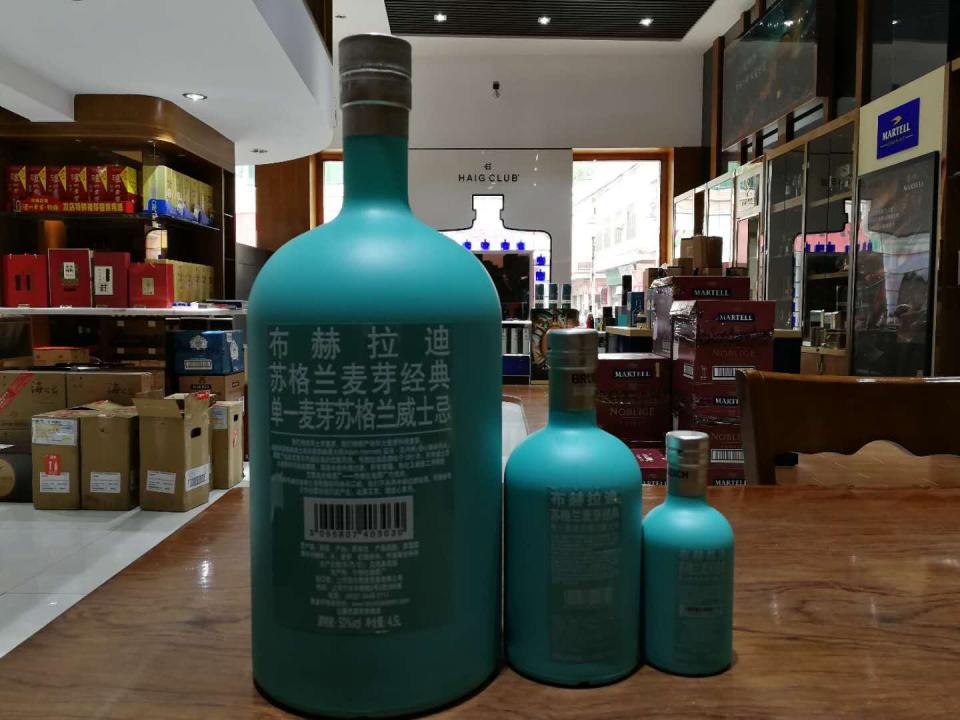 NO.4 布赫拉迪经典麦芽 Bruichladdich The Classic Laddie这是我“上岛”的第一支酒。当年我迅速地从黑方过渡到了单麦,然后在一众大神们的洗脑之下,为了品尝传说中的泥煤味开始谋划上岛。由于一开始对布赫拉迪Bruichladdich酒厂几乎一无所知,我上岛入的第一支竟然是他家无泥煤的经典麦芽!虽然这主要怪我功课做得不细,但你一家艾雷岛的厂竟然是以无泥煤味为主打,我欲哭无泪。这一支酒很适合颜值爱好者,尤其是妹纸。酒瓶突出的外形,类似蒂芙妮的蓝色。观色:温暖的金色闻香:大麦糖香、花香,柠檬汁、蜂蜜、柑橘和橡木口感:细腻,柔滑而又新鲜,来自美国橡木波本桶的甜味,水果、黄糖和大麦的味道价格:199(好价)/400(日常)