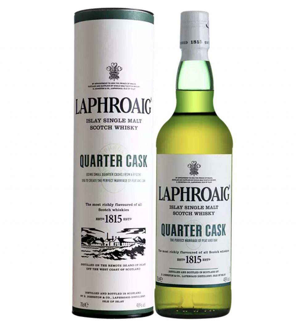 No.3 拉弗格1/4 Laphroaig Quarter Cask拉弗格是很有典型性的艾雷岛风格,重泥煤、树脂的味道。这款夸特桶,也叫1/4桶是一种9加仑(41公升)的小桶。酒液能够更快地和橡木桶壁进行物质交换,喝起来很过瘾。之所以推荐夸特桶而不是10年,是因为个人觉得夸特桶的泥煤味闻起来淡一些,更适合入门者。而喝起来泥煤味持续时间却更长,入门后也不会觉得淡而无味。观色:浓郁的金色闻香:灰尘感,浓烈烟熏,柠檬汁口感:烟熏十足,甜美的水果味道,然后泥煤和海藻依然是贯穿始终,整体平衡感出色价格:188