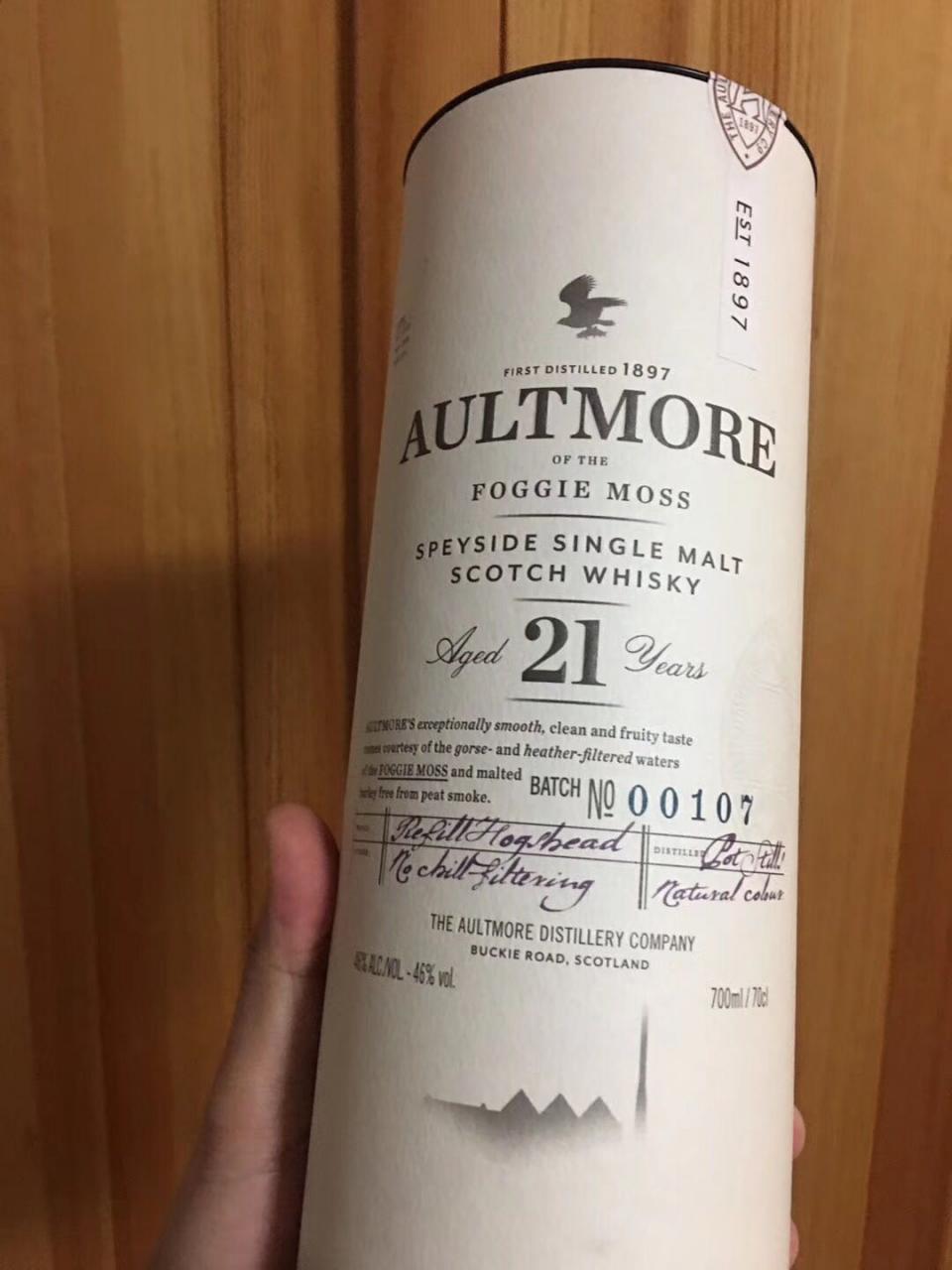 NO.2 欧摩12年 Autmore 12yo欧摩在斯佩塞一直是一个低调的存在,但它的酒款却十分有实力。正如它的酒瓶,干净简单但给人一种隐士高人的气质。欧摩12年Foggie Moss也是一款很适合女士入门单一麦芽威士忌,花香主调,优雅柔美。观色:淡金黄色闻香:清淡,花果香、蜂蜜和香草,柔和的麦芽味口感:细腻甜美,柠檬味道萦绕,温润怡人价格:200(好价)/330(日常)