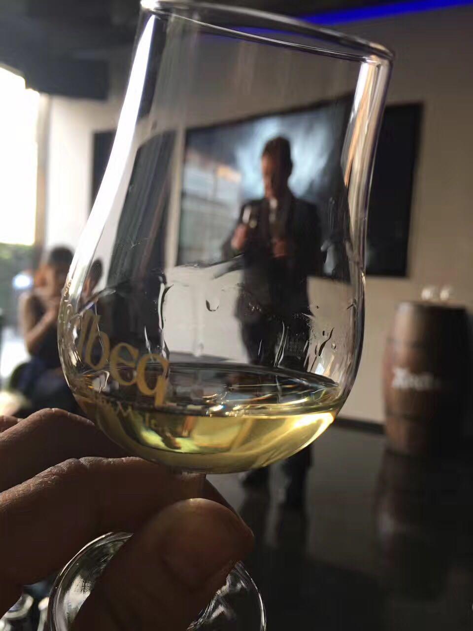 NO.1 雅伯(阿贝)10年 Ardbeg Ten如果你是Cult片爱好者,又恰好初入门威士忌,不妨试一试这一支。把阿贝10年放在最后,是因为我觉得作为入门酒款,它是门槛最高的。第一次喝阿贝10年,大部分人会一口吐出来:“这不是碘酒吗?能喝?”然而,总有那小部分的人,在忍受了第一口之后,体味到除了泥煤意外,那淡淡橙花的清香。我很爱阿贝10,它酒瓶和外盒的颜色,给人一种乌云密布的感觉。山雨欲来,海浪拍岸,在乌云与大海之间,柔顺的泥煤、石灰肥皂、皮革与熏鲑鱼,水果、麦芽、甘草,碘酒……这就是阿贝10年,多年后仍会保留在你的酒柜和常饮清单里的入门威士忌。观色:极淡的金色闻香:甜味,橡木桶味,淡泥煤,香草,一丝熏鱼口感:入口甜,烟熏感,泥煤,石灰肥皂、皮革与熏鲑鱼,水果、碘酒价格:299(1000ml好价)/330(日常)