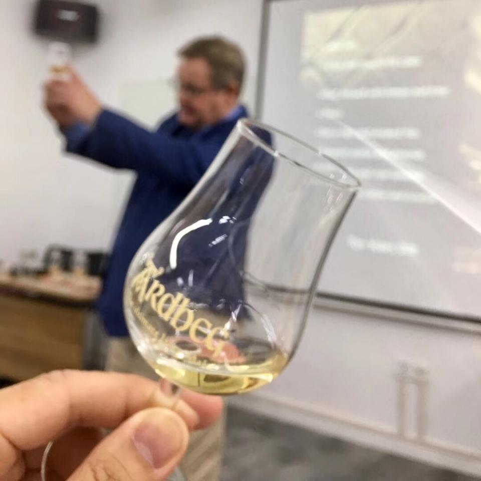NO.1 雅伯(阿贝)10年 Ardbeg Ten如果你是Cult片爱好者,又恰好初入门威士忌,不妨试一试这一支。把阿贝10年放在最后,是因为我觉得作为入门酒款,它是门槛最高的。第一次喝阿贝10年,大部分人会一口吐出来:“这不是碘酒吗?能喝?”然而,总有那小部分的人,在忍受了第一口之后,体味到除了泥煤意外,那淡淡橙花的清香。我很爱阿贝10,它酒瓶和外盒的颜色,给人一种乌云密布的感觉。山雨欲来,海浪拍岸,在乌云与大海之间,柔顺的泥煤、石灰肥皂、皮革与熏鲑鱼,水果、麦芽、甘草,碘酒……这就是阿贝10年,多年后仍会保留在你的酒柜和常饮清单里的入门威士忌。观色:极淡的金色闻香:甜味,橡木桶味,淡泥煤,香草,一丝熏鱼口感:入口甜,烟熏感,泥煤,石灰肥皂、皮革与熏鲑鱼,水果、碘酒价格:299(1000ml好价)/330(日常)