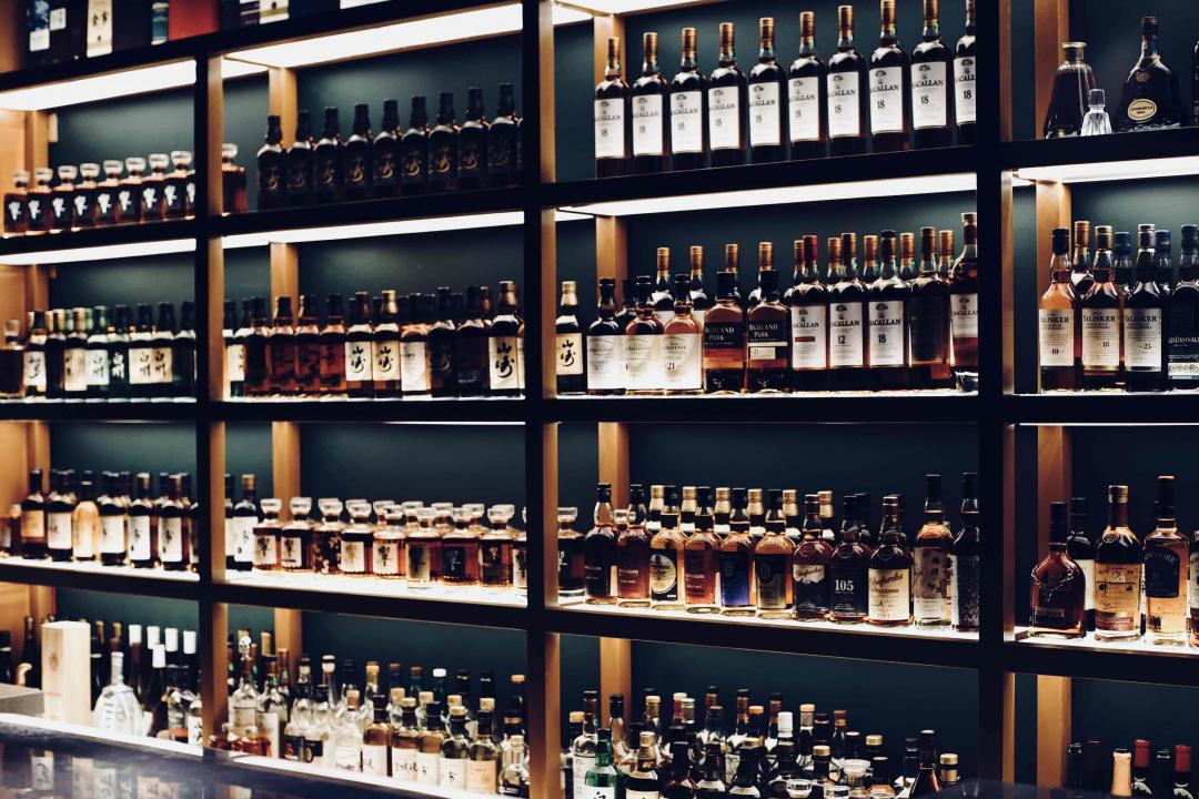 随便拿出点酒摆摆也是个力气活[捂脸]