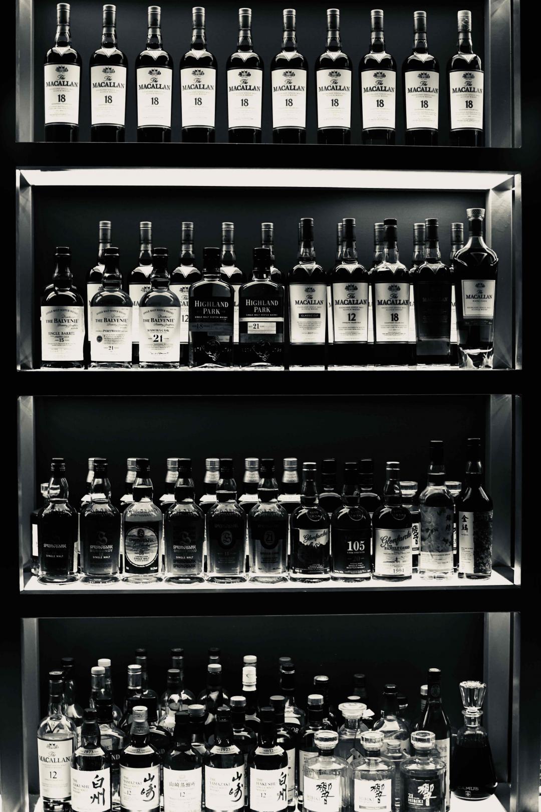 随便拿出点酒摆摆也是个力气活[捂脸]