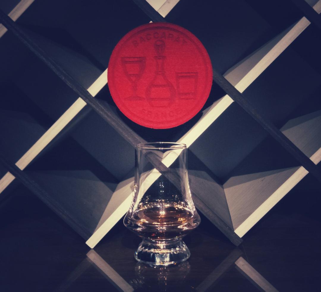 闲来没事拍拍照，喝喝酒～巴卡拉的杯垫真心好看！