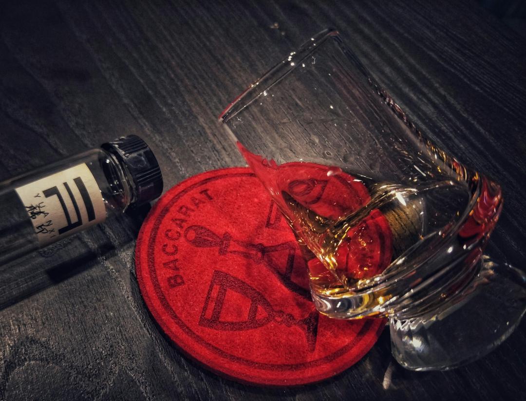 闲来没事拍拍照，喝喝酒～巴卡拉的杯垫真心好看！
