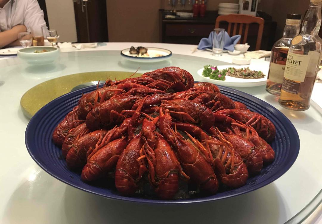 他们喝白酒，我喝威