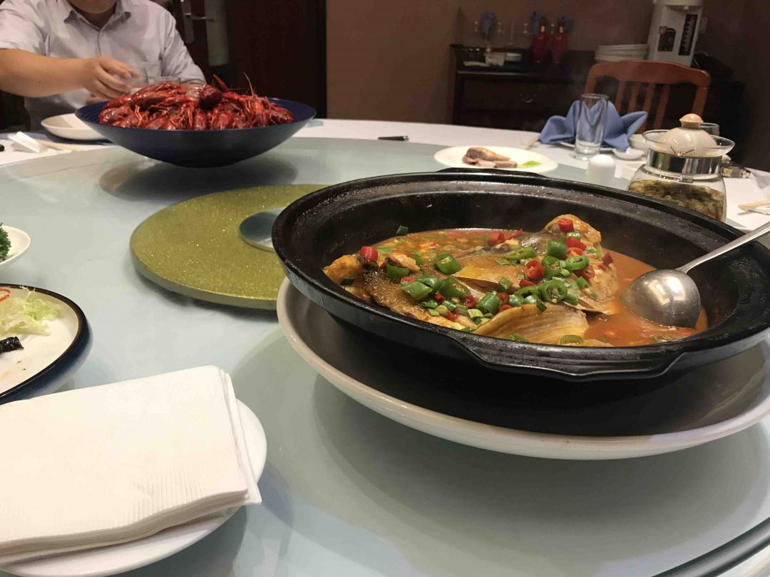 他们喝白酒，我喝威