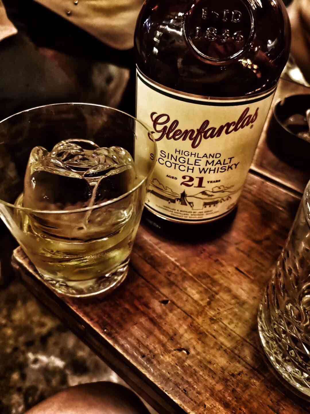 格兰花格21年配 玫瑰冰球 生活还是可以的<img src='https://sdata.whiskyworm.com/xcxpics/emoji_14.png' class='emoji' />