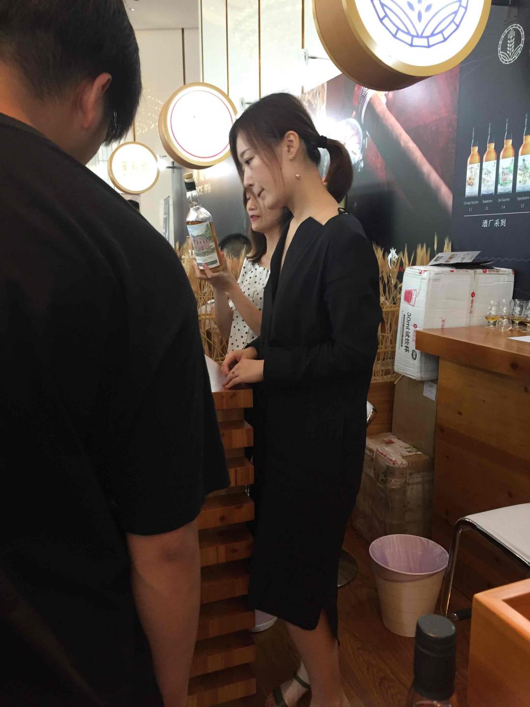 看漂亮小姐姐啦