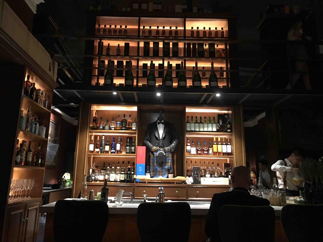 今天第一間～～～ #The Aritst Bar 上海 #Nick Wu 調酒好厲害