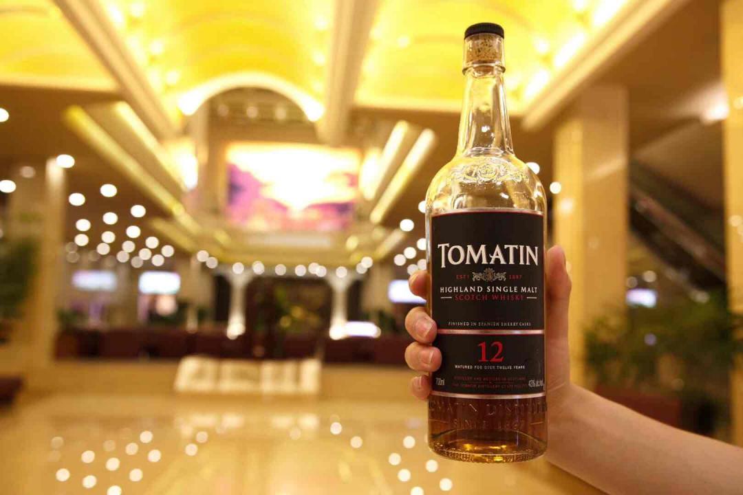 【在朝鲜喝威士忌】2017年5月，我带了一瓶汤玛丁12进入朝鲜，图一是在平壤高丽饭店的大堂拍摄，图二、图三是在高丽饭店40楼的旋转餐厅和朝鲜人喝汤玛丁12。图四是在平壤的酒吧里花八美金喝了一杯尊尼获加金牌。