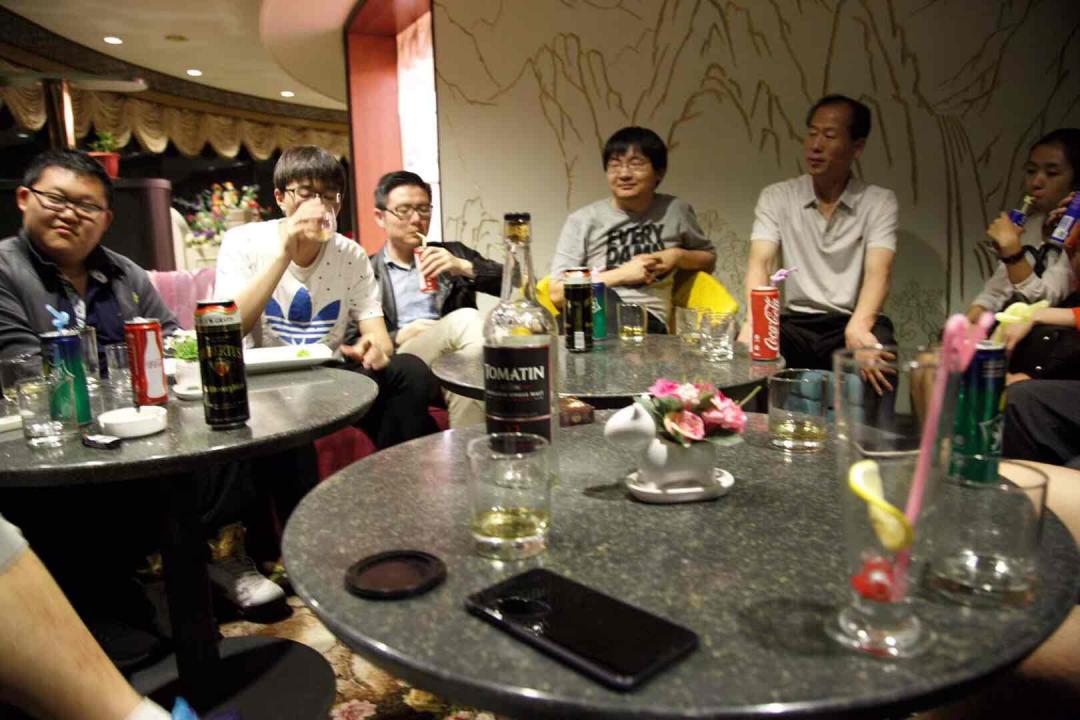 【在朝鲜喝威士忌】2017年5月，我带了一瓶汤玛丁12进入朝鲜，图一是在平壤高丽饭店的大堂拍摄，图二、图三是在高丽饭店40楼的旋转餐厅和朝鲜人喝汤玛丁12。图四是在平壤的酒吧里花八美金喝了一杯尊尼获加金牌。