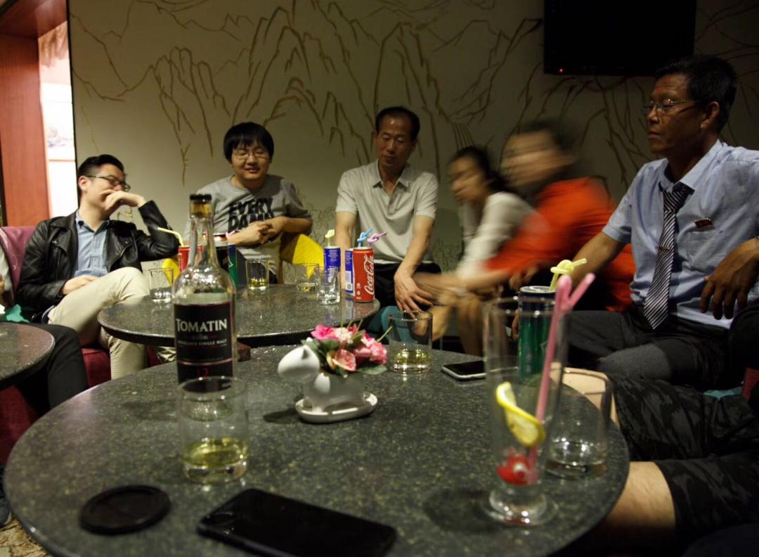 【在朝鲜喝威士忌】2017年5月，我带了一瓶汤玛丁12进入朝鲜，图一是在平壤高丽饭店的大堂拍摄，图二、图三是在高丽饭店40楼的旋转餐厅和朝鲜人喝汤玛丁12。图四是在平壤的酒吧里花八美金喝了一杯尊尼获加金牌。