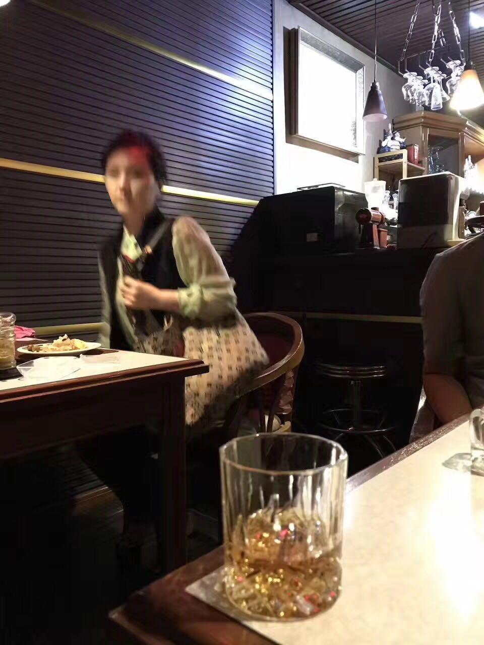 【在朝鲜喝威士忌】2017年5月，我带了一瓶汤玛丁12进入朝鲜，图一是在平壤高丽饭店的大堂拍摄，图二、图三是在高丽饭店40楼的旋转餐厅和朝鲜人喝汤玛丁12。图四是在平壤的酒吧里花八美金喝了一杯尊尼获加金牌。