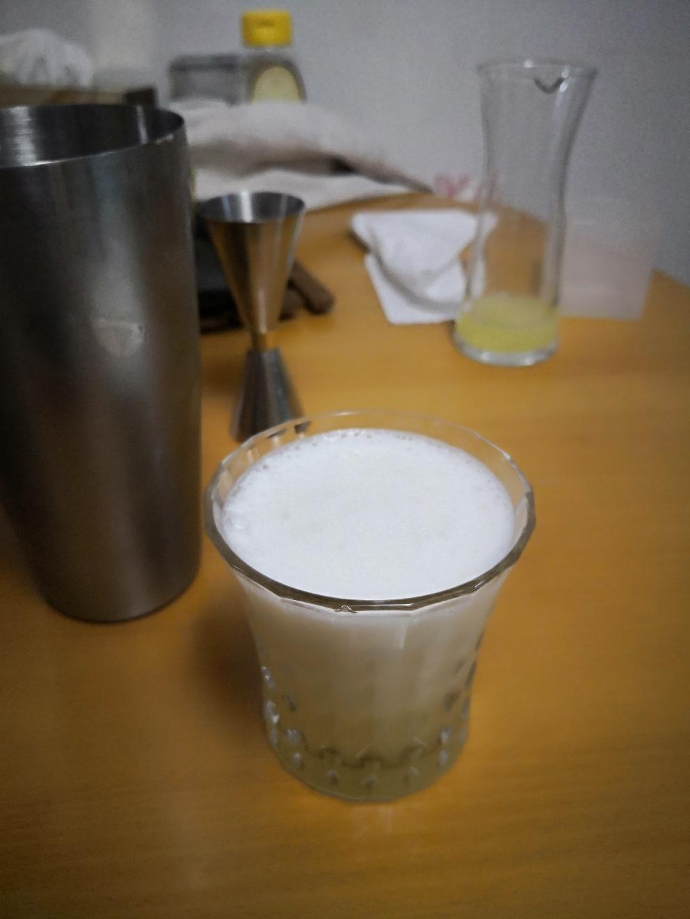 自调一杯清爽可口的whisky sour