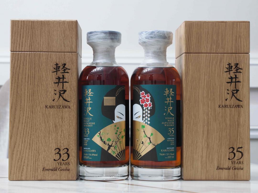 犹执扇子半遮面