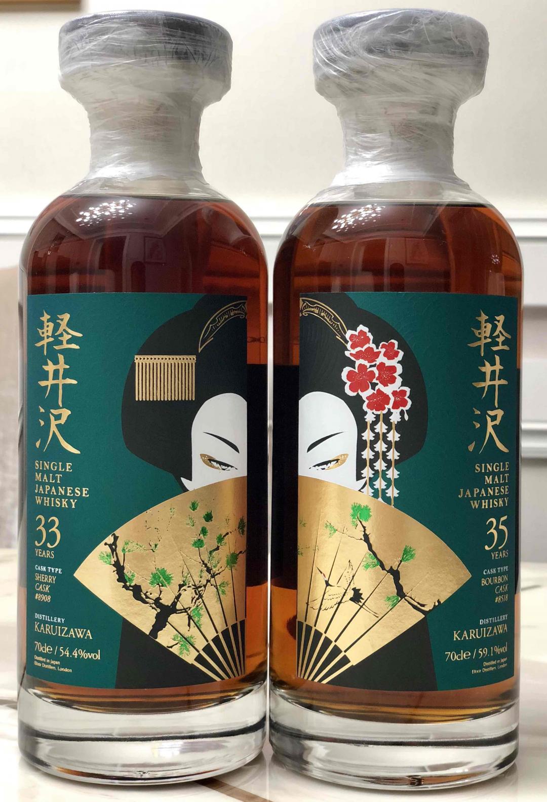 犹执扇子半遮面