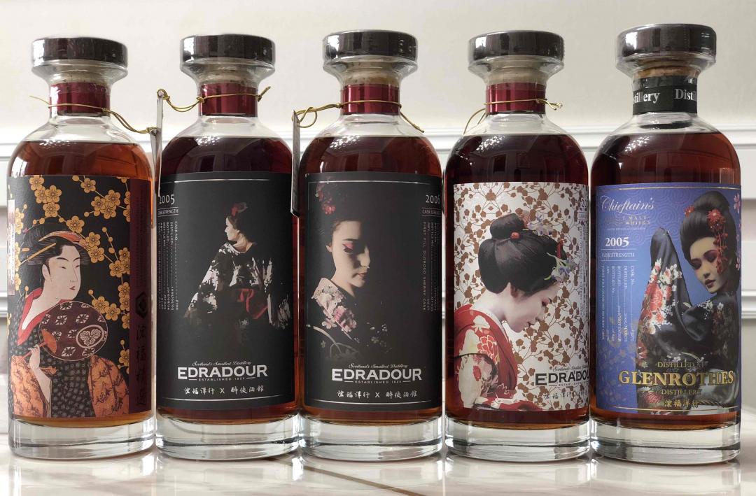 犹执扇子半遮面