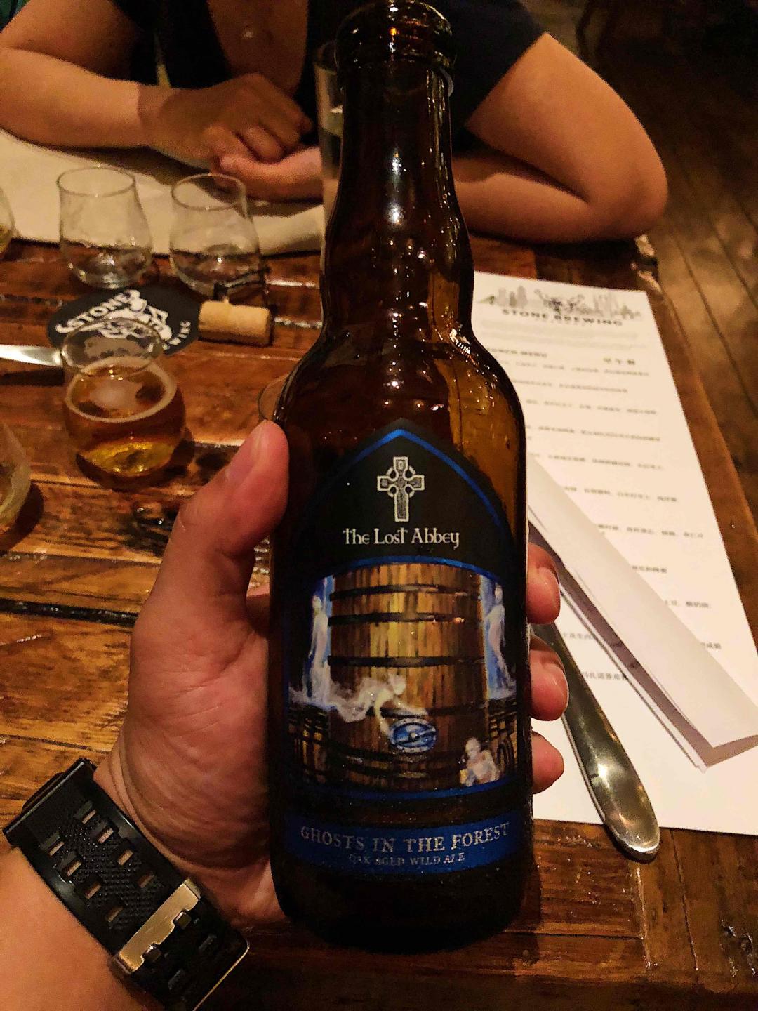 长见识了，啤酒也能桶陈，这瓶橡木桶陈了11年，价格可以买瓶威士忌。图二从左到右白葡萄酒桶，红酒桶，威士忌桶。