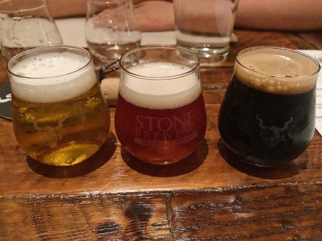 长见识了，啤酒也能桶陈，这瓶橡木桶陈了11年，价格可以买瓶威士忌。图二从左到右白葡萄酒桶，红酒桶，威士忌桶。