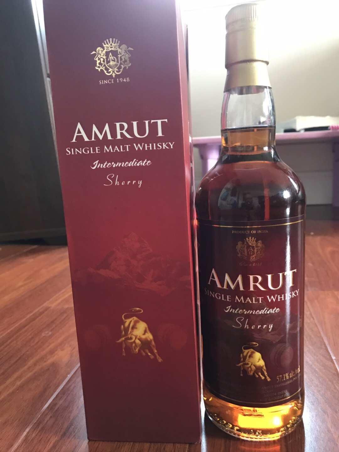 榴櫣配烈酒，怪怪但感覺還不錯，此酒甜，口感辣，味香如蘋果。