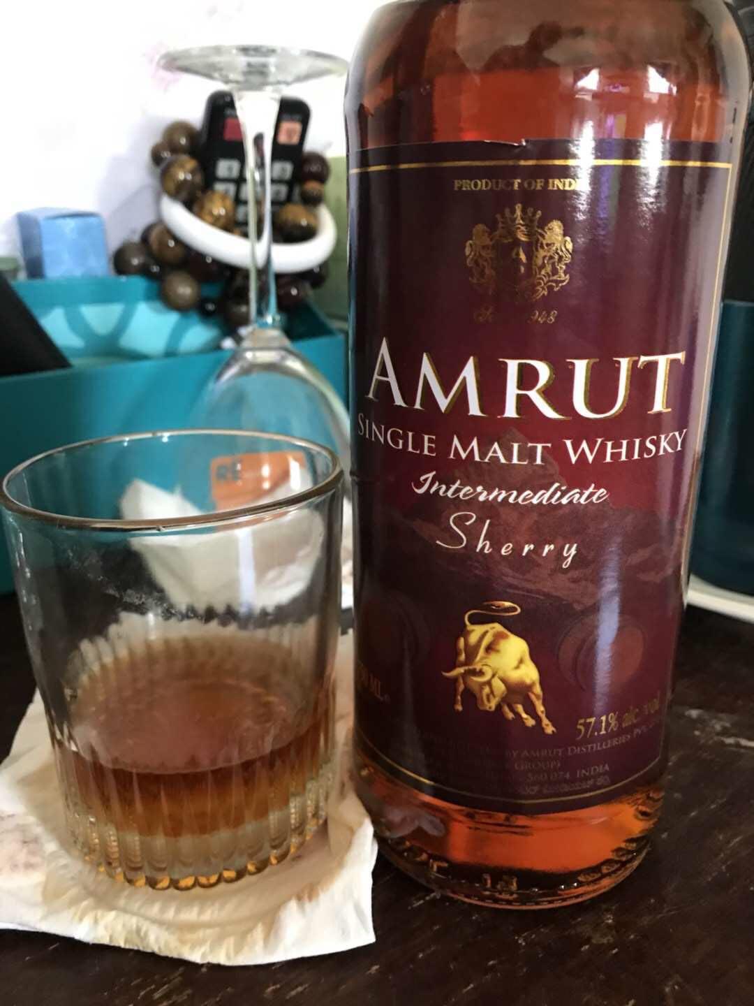 榴櫣配烈酒，怪怪但感覺還不錯，此酒甜，口感辣，味香如蘋果。