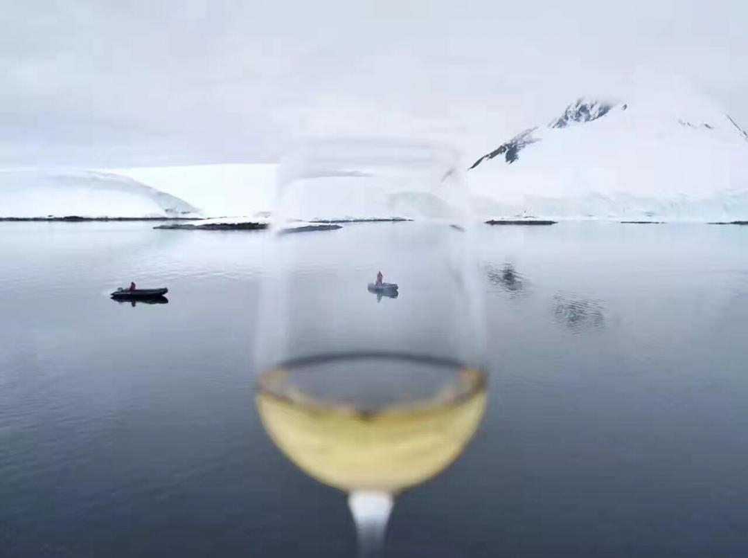 喝威士忌，是一种习惯了。在偏僻地区旅行，来一杯威士忌，应该是结束一天疲劳行程最好的安慰了。这些年喝过的最奇葩的威士忌是印度各种品牌的威士忌，最独特喝威士忌是在南极北极的游轮上，用万年冰川来冰镇威士忌…