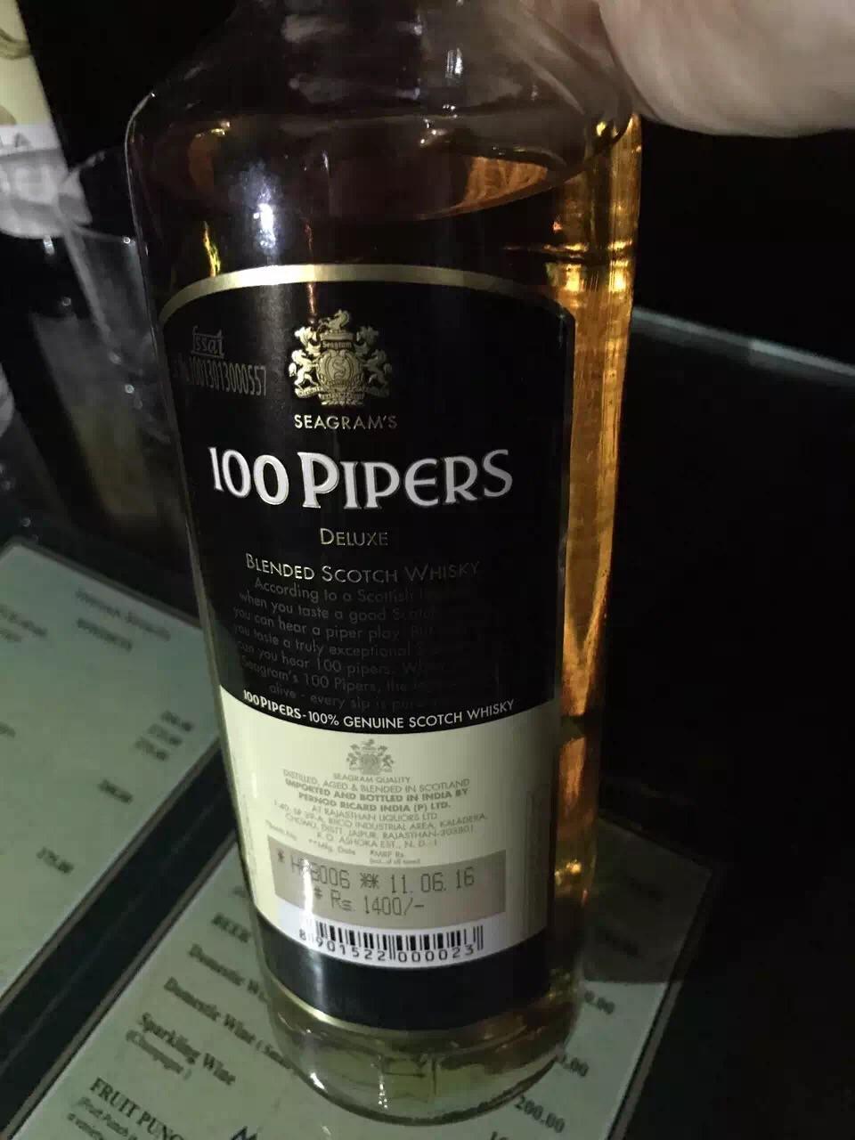 喝威士忌，是一种习惯了。在偏僻地区旅行，来一杯威士忌，应该是结束一天疲劳行程最好的安慰了。这些年喝过的最奇葩的威士忌是印度各种品牌的威士忌，最独特喝威士忌是在南极北极的游轮上，用万年冰川来冰镇威士忌…