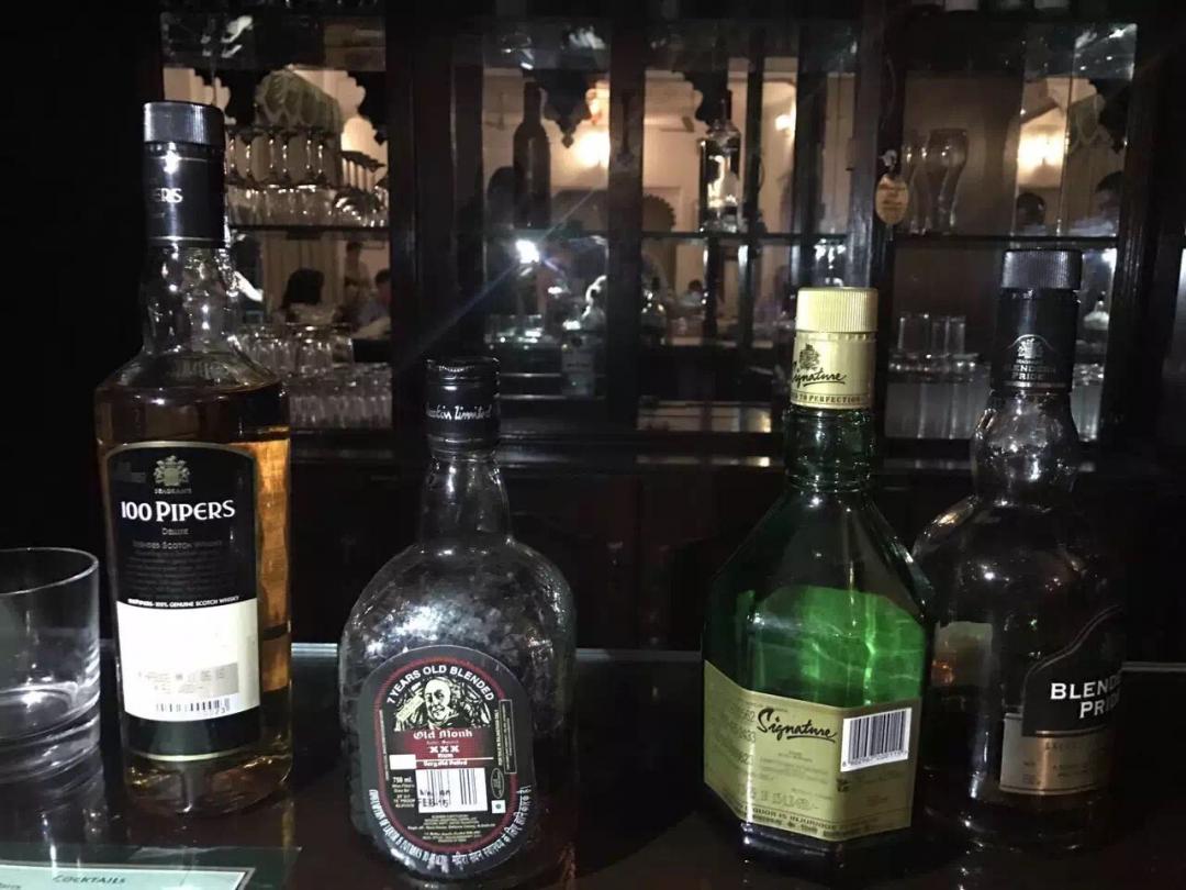 喝威士忌，是一种习惯了。在偏僻地区旅行，来一杯威士忌，应该是结束一天疲劳行程最好的安慰了。这些年喝过的最奇葩的威士忌是印度各种品牌的威士忌，最独特喝威士忌是在南极北极的游轮上，用万年冰川来冰镇威士忌…