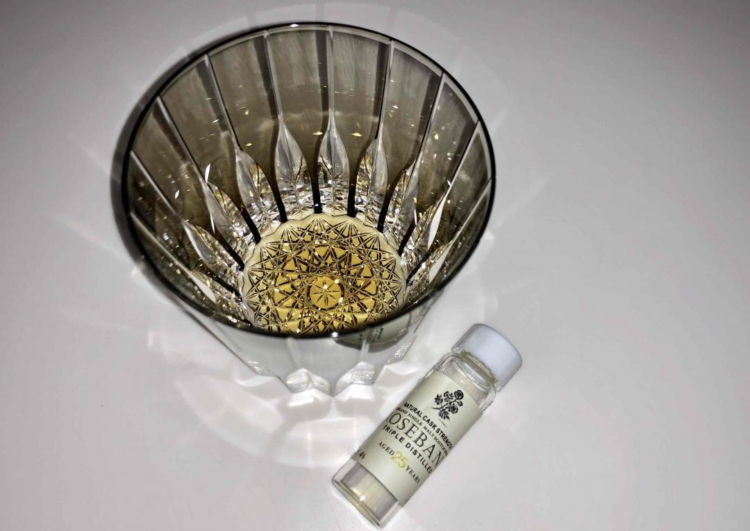 用只新杯配这个低地女王Rosebank …，价格也是加了turbo似的，25年真的好喝但价格越来越不亲民！<img src='https://sdata.whiskyworm.com/xcxpics/emoji_10.png' class='emoji' />