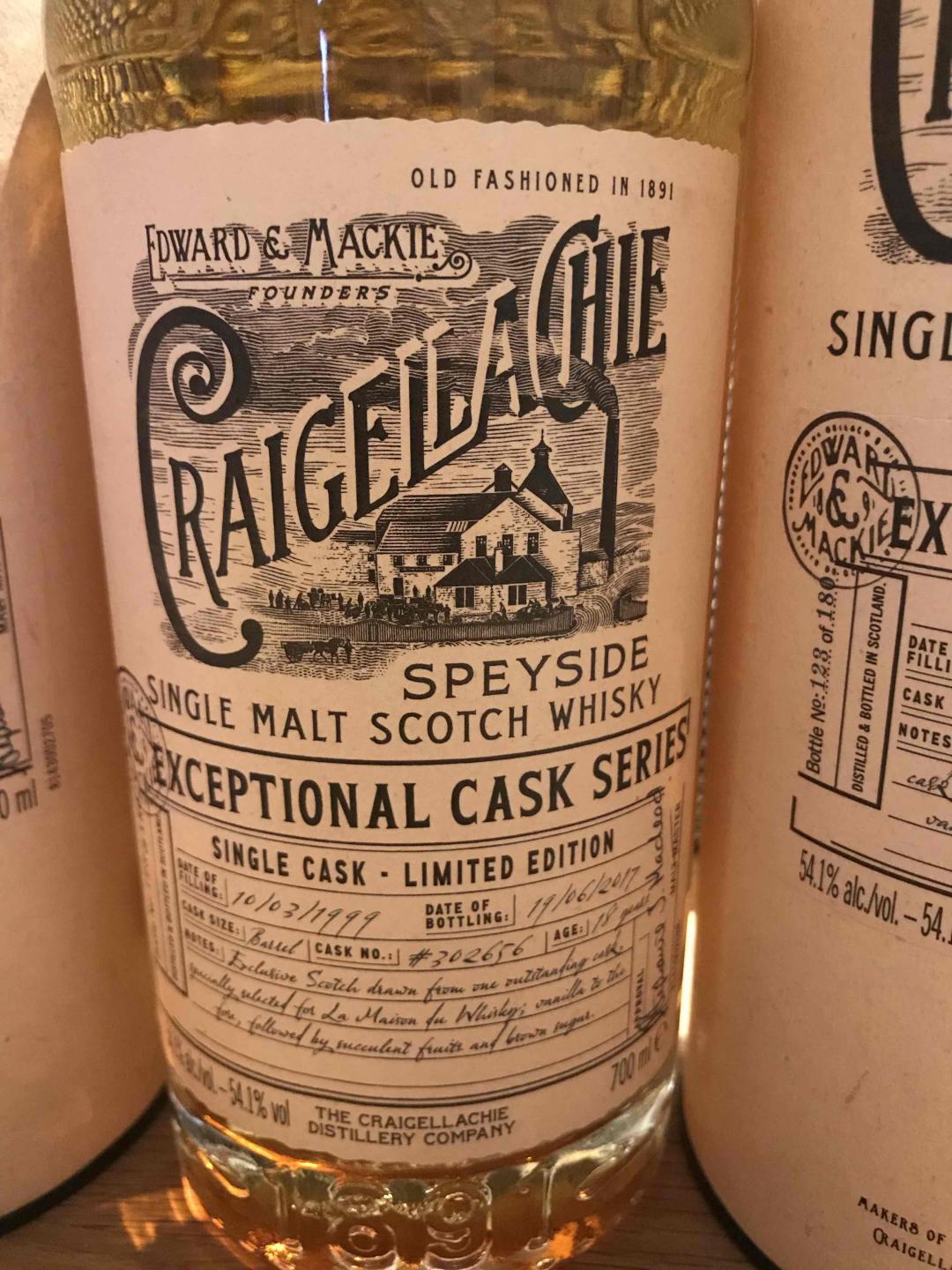 这支wb和wf的评分都还可以阿，90分，180瓶，不知有没有潜力。最近很是入迷这个厂的ob，这厂的ib就太多了，也会贡献很多基酒给别的酒厂，ob还是很Old Fashion的感角～