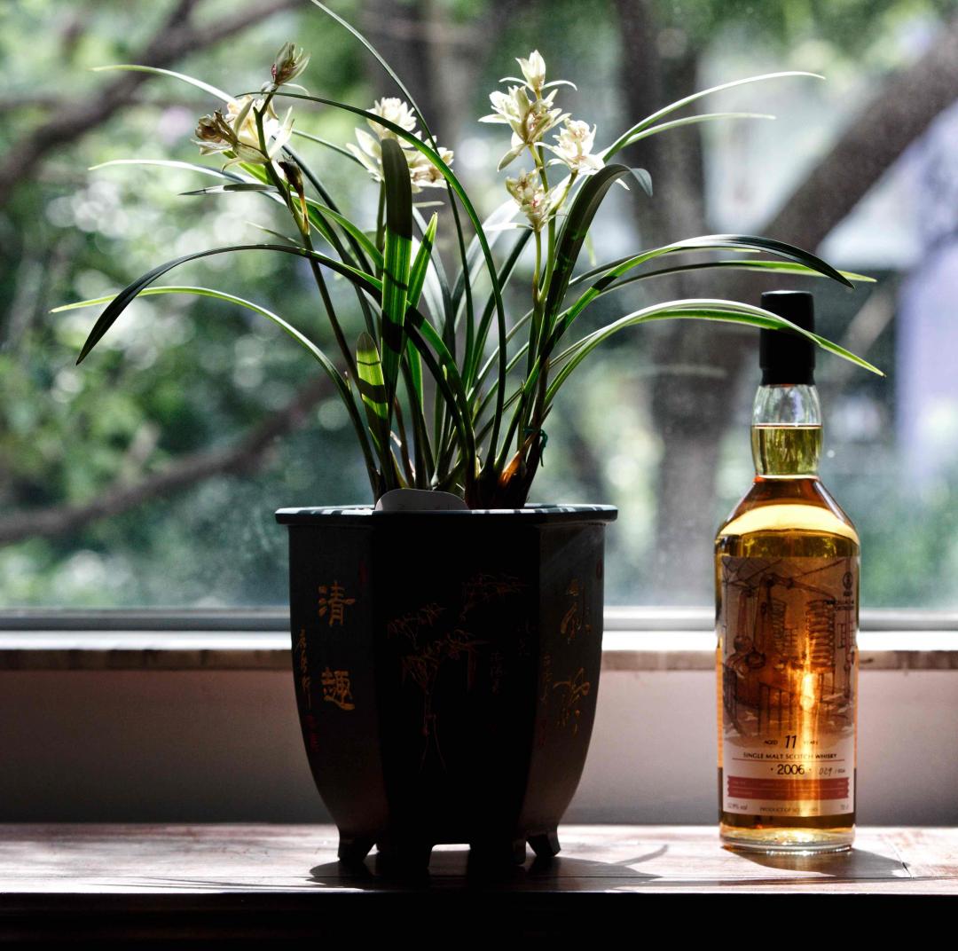 克莱拉齐11年酒虫版。这个酒贴，好看是好看了，就是核心信息被干掉了…朋友们看到，都问：啊？2006威士忌？名字叫2006的威士忌酒厂？<img src='https://sdata.whiskyworm.com/xcxpics/emoji_14.png' class='emoji' /><img src='https://sdata.whiskyworm.com/xcxpics/emoji_14.png' class='emoji' /><img src='https://sdata.whiskyworm.com/xcxpics/emoji_14.png' class='emoji' />