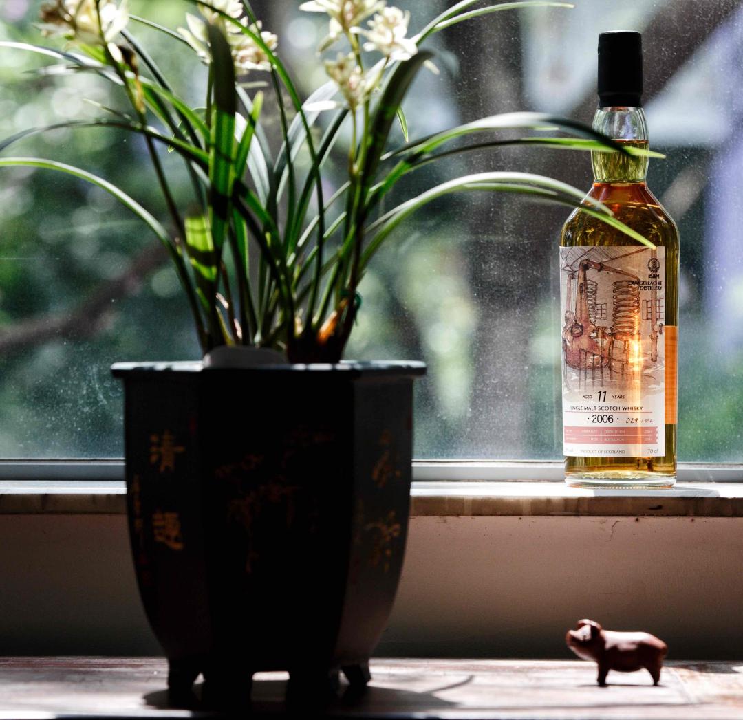 克莱拉齐11年酒虫版。这个酒贴，好看是好看了，就是核心信息被干掉了…朋友们看到，都问：啊？2006威士忌？名字叫2006的威士忌酒厂？<img src='https://sdata.whiskyworm.com/xcxpics/emoji_14.png' class='emoji' /><img src='https://sdata.whiskyworm.com/xcxpics/emoji_14.png' class='emoji' /><img src='https://sdata.whiskyworm.com/xcxpics/emoji_14.png' class='emoji' />