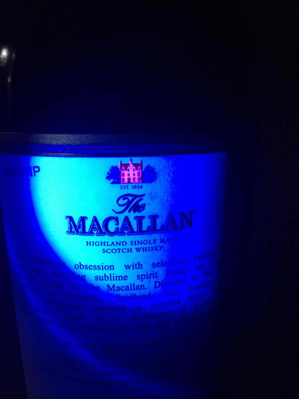 先用紫光灯看下标 这是最基本的 关键是瓶封上的字和图案