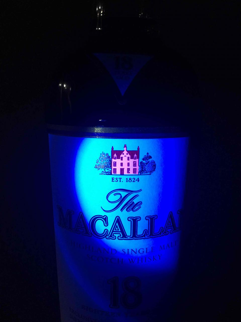 先用紫光灯看下标 这是最基本的 关键是瓶封上的字和图案