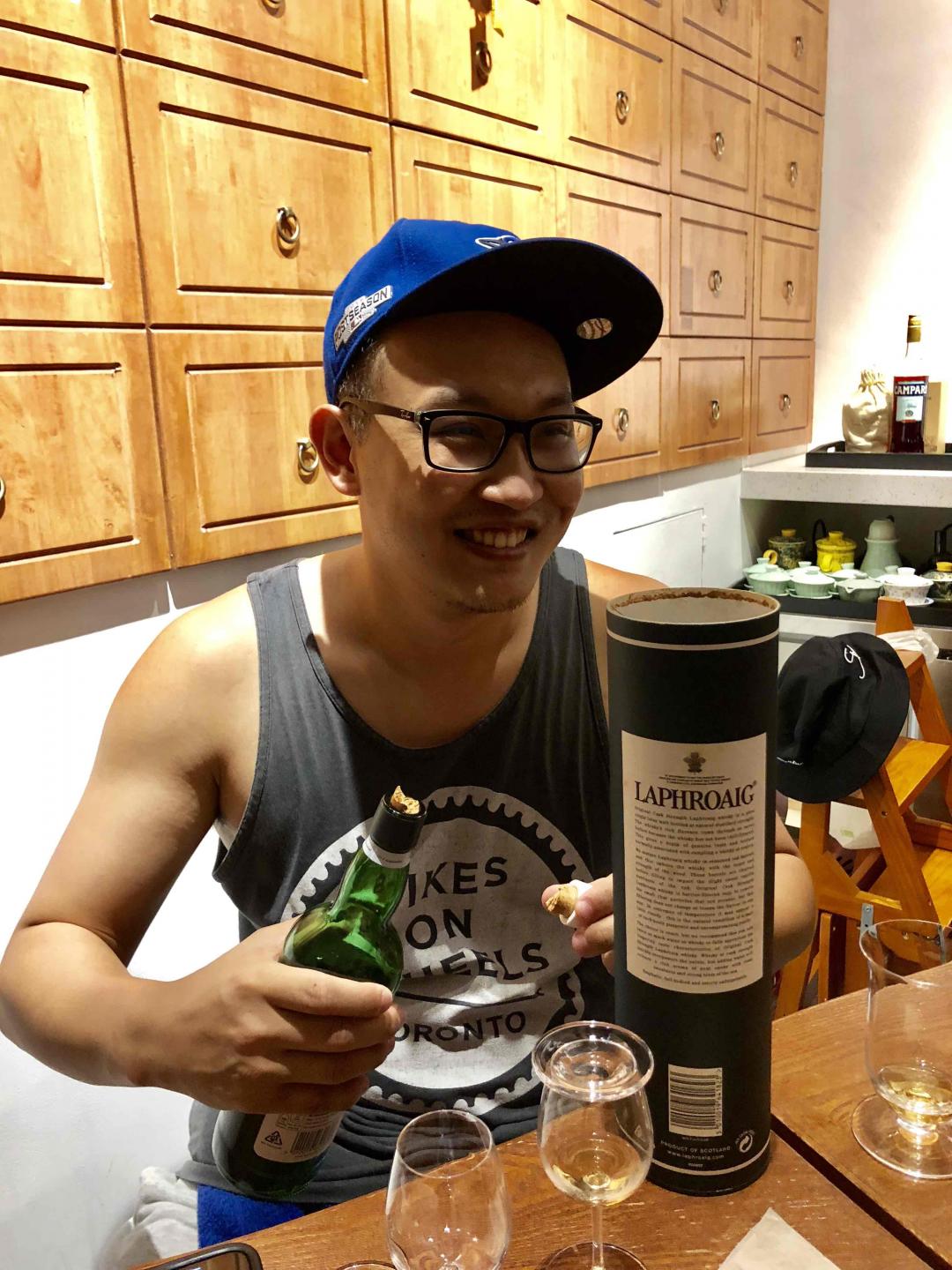 爆一张安卓大佬拧断小红标酒塞图。