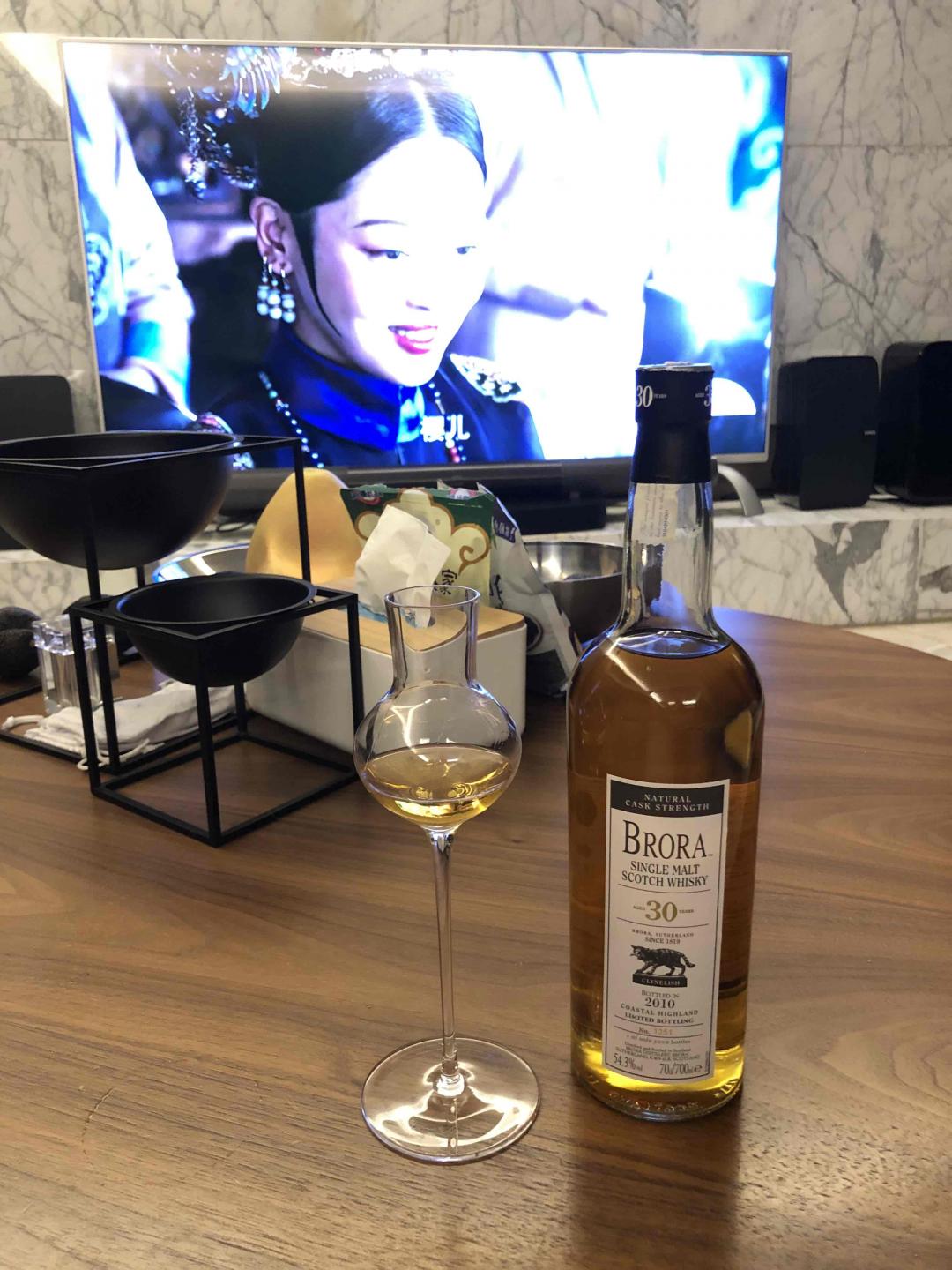 试试新杯子，托朋友买的奥地利手工吹制的水晶杯