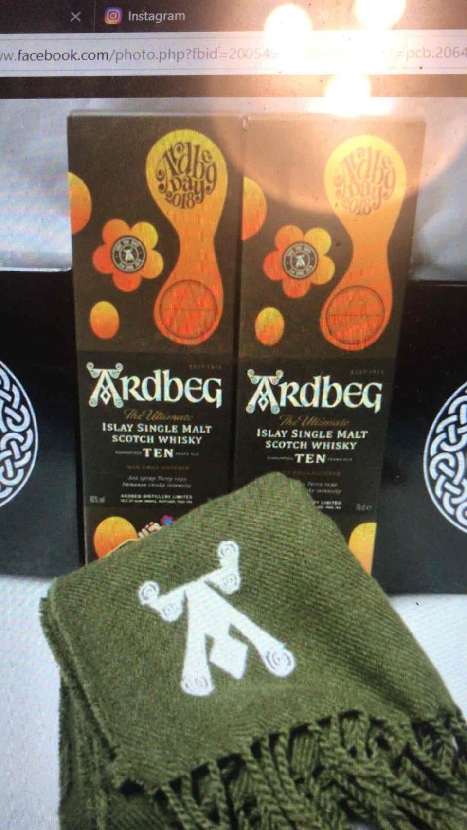 台湾的爱好者们在200周年时特别订制的一套酒款，最终应该有300套左右，中间历经九九八十一难最终好像酒厂方面也承认了这个产品并且同意发售。这套基本上就是类似于蓝方生肖版在酒瓶背后另外刻花的概念，里面装的是ten… 并且经过这一次以后，台湾那边的爱好者也不敢在酒瓶上玩花了，最近的一次是选择了做一个特别的纸盒。所以说这套纯粹从收藏价值上来说，应该会是前无古人后无来者的… 仅供参考