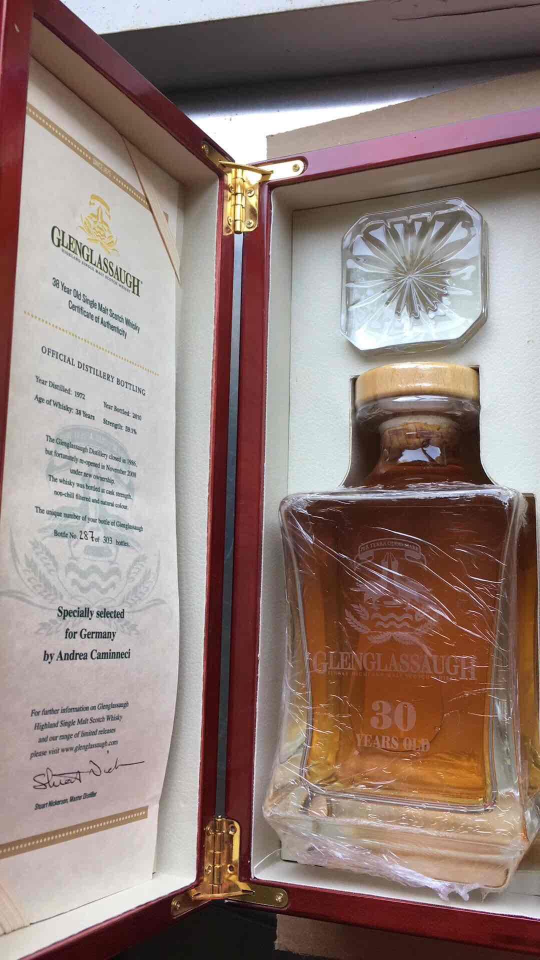 请教这酒瓶子上标注的30年与标贴上的年份不一致是怎么回事？