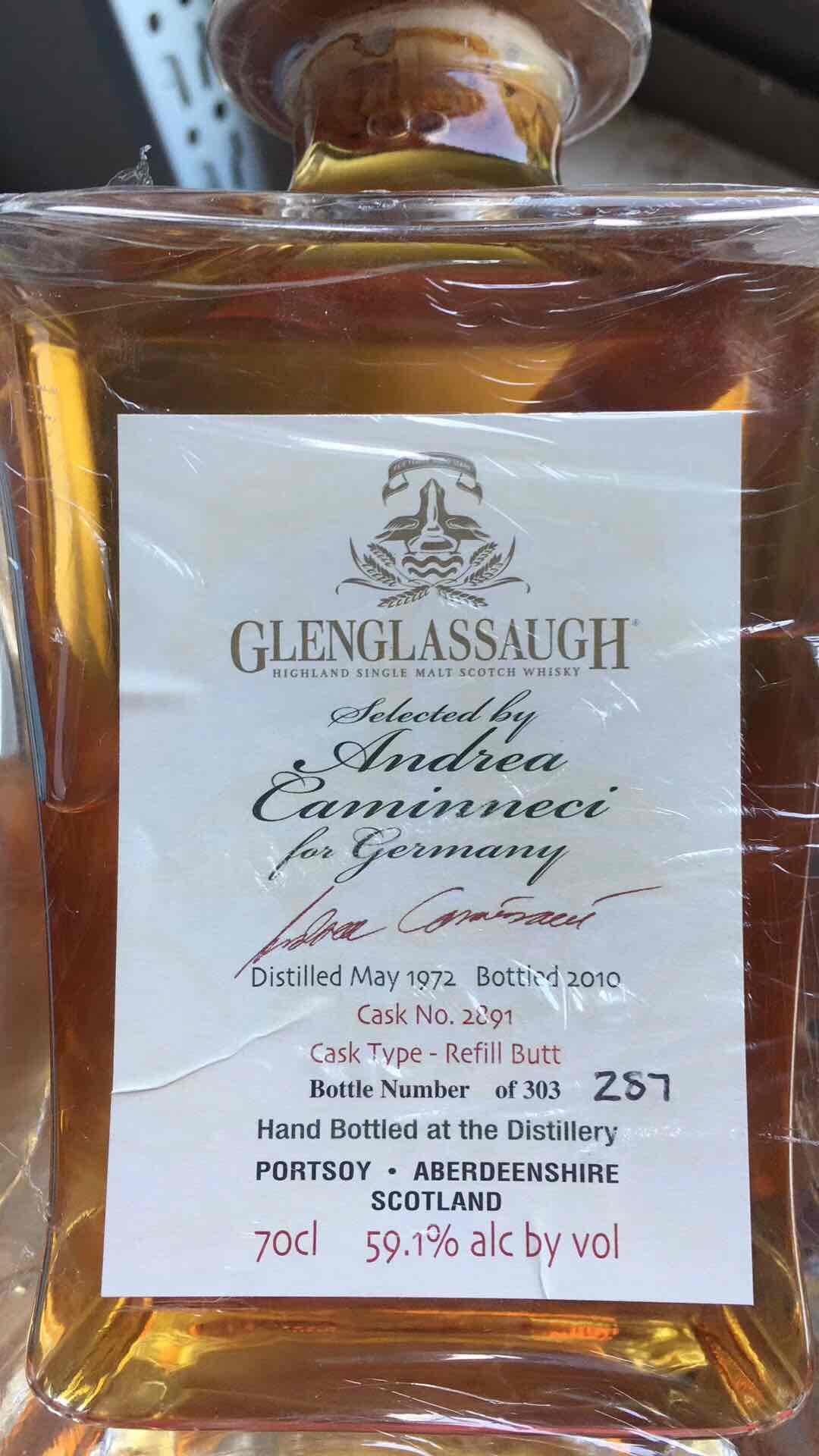 请教这酒瓶子上标注的30年与标贴上的年份不一致是怎么回事？