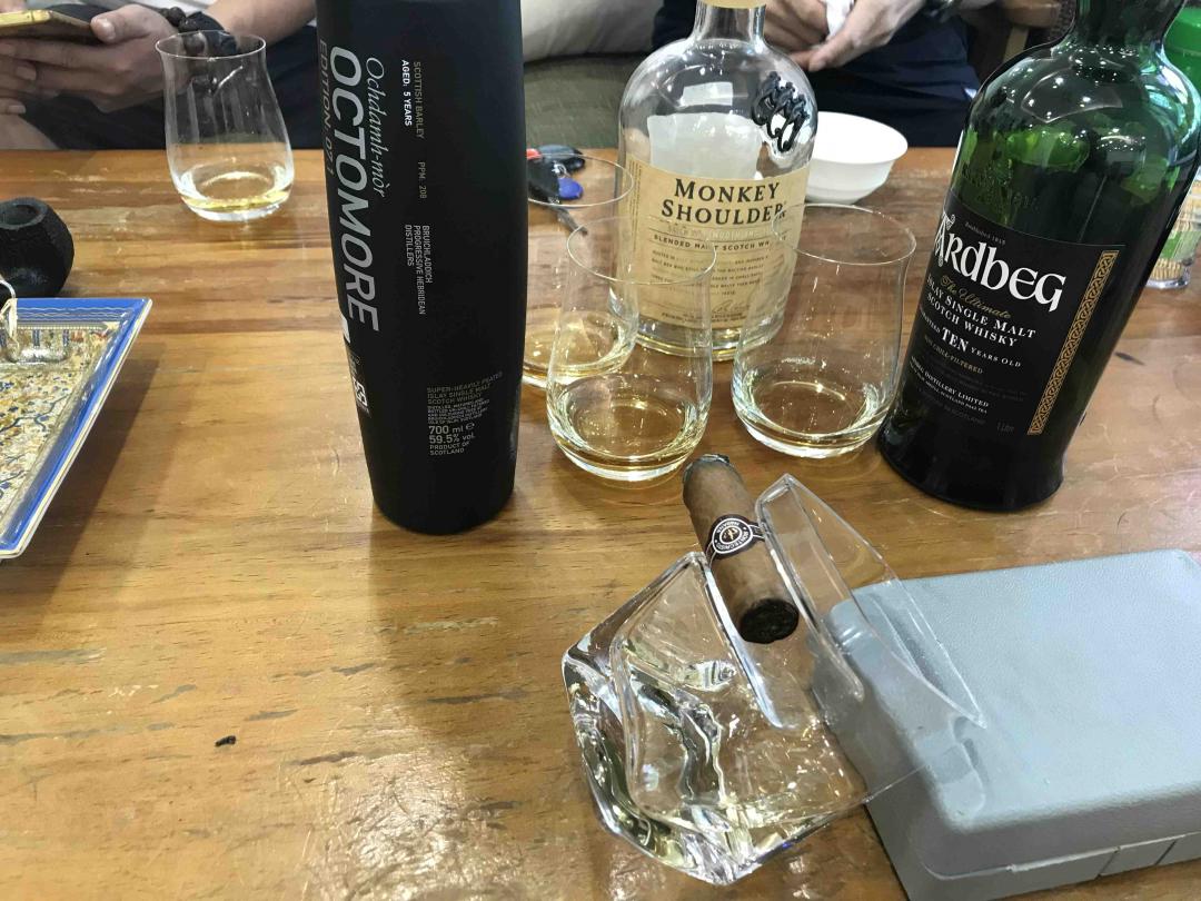 拿朋友的雪茄威士忌杯试试水<img src='https://sdata.whiskyworm.com/xcxpics/emoji_21.png' class='emoji' />