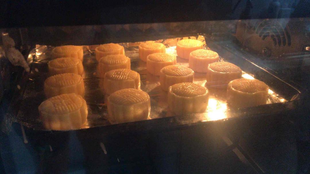 月饼做好了，提前祝大家中秋快乐！